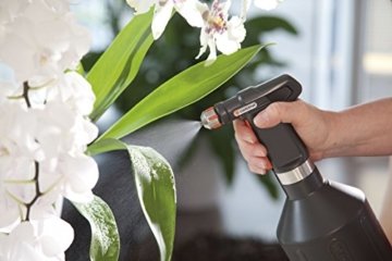 Gardena city gardening Balkon Pumpsprüher 1 l: Sprühflasche mit ultrafeinem Sprühnebel, große Füllöffnung, hochwertiges Design in Schwarz mit Edelstahl, handlich, mit Füllstandanzeige (806-20) - 2