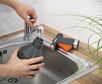 Gardena city gardening Balkon Pumpsprüher 1 l: Sprühflasche mit ultrafeinem Sprühnebel, große Füllöffnung, hochwertiges Design in Schwarz mit Edelstahl, handlich, mit Füllstandanzeige (806-20) - 4